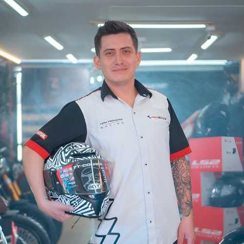 Álvaro Bustos, fundador y gerente de Pro Motos Ambato, especialista en motocicletas y servicio técnico